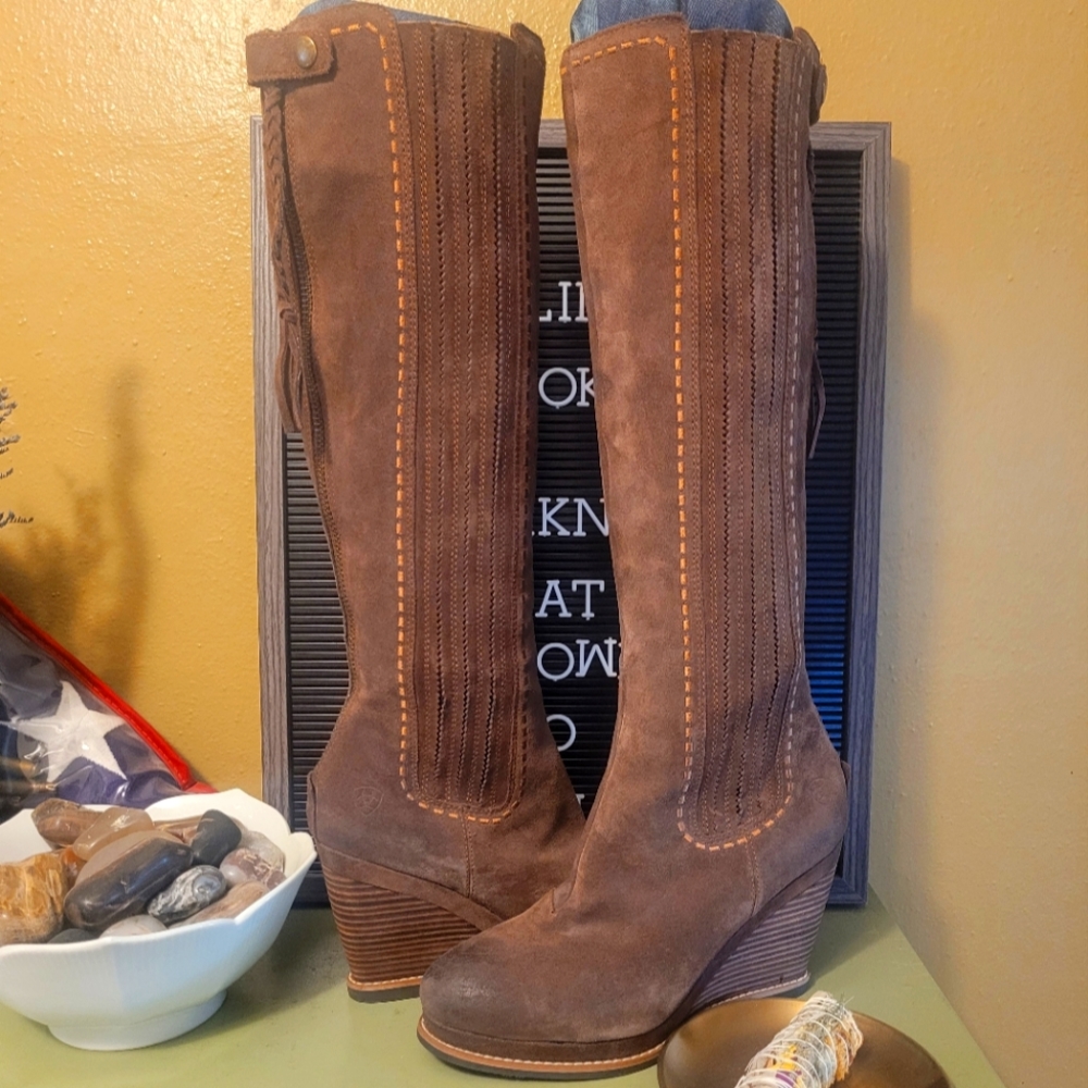 NWOT Gorgeous Ariat boots
